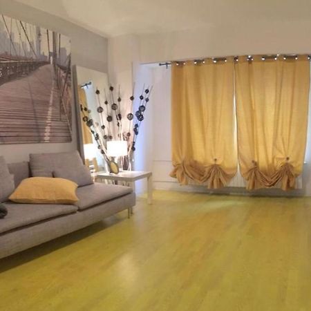 Green Apartment With Terrace 12 Bukares Bagian luar foto