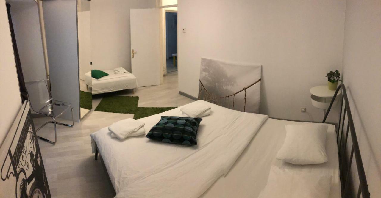 Green Apartment With Terrace 12 Bukares Bagian luar foto