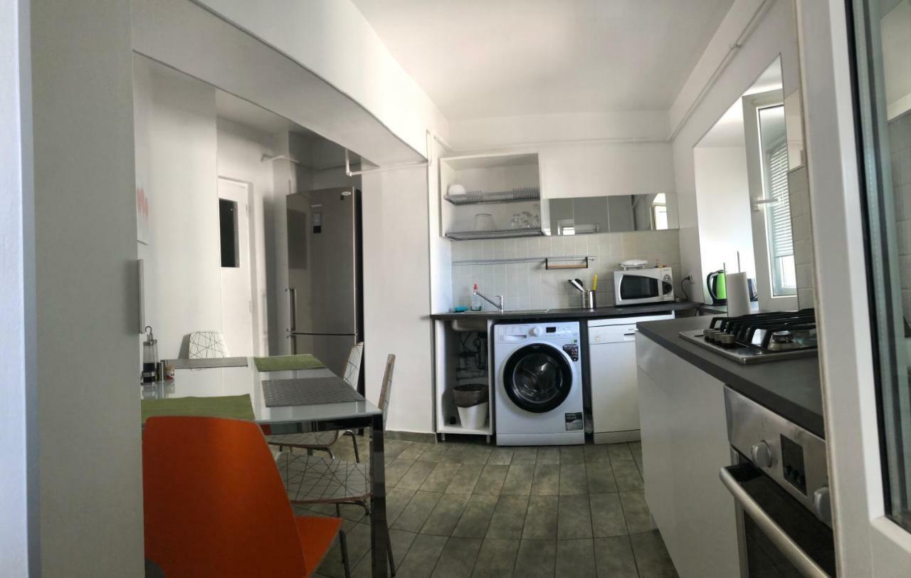 Green Apartment With Terrace 12 Bukares Bagian luar foto