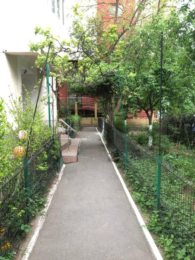 Green Apartment With Terrace 12 Bukares Bagian luar foto